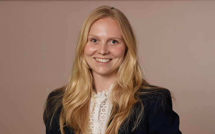 Vor dem Studium an der WHU wollte Hannah eigentlich Architektin werden – für sie in der Theorie die perfekte Mischung aus Projektarbeit, Kunst und Technologie. Sie absolvierte zunächst ein Foundation Year in Art & Design an der Arts University Bournemouth, bevor der Start-up-Geist der WHU sie vom Management-Studium überzeugte. Nebenbei ist sie weiterhin als Künstlerin tätig, mit Fokus auf digitale Illustration sowie Acryl- und Ölmalerei.