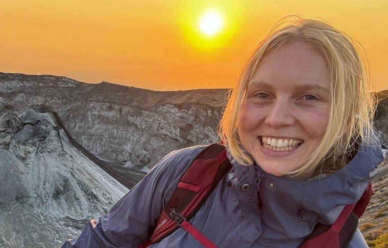 Hannah Hoehnke vor dem Ol Doinyo Lengai in Tansania – gemeinsam unterwegs mit Freund:innen und McKinsey-Kolleg:innen