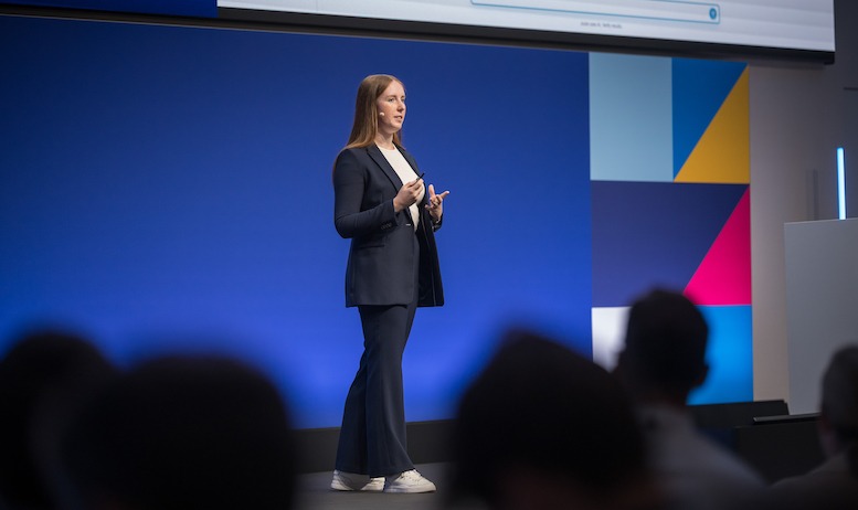 Kathrin Schmidt, hier auf dem diesjährigen SAP Business AI Platform Partner Innovation Day, ist Senior Consultant im Bereich SAP Integration Technology bei cbs Corporate BusinessSolutions und beschäftigt sich intensiv mit Künstlicher Intelligenz