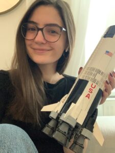 Ein Hauch von Nerd: Melanie Krawina mit der NASA Apollo Saturn V-Rakete von Lego