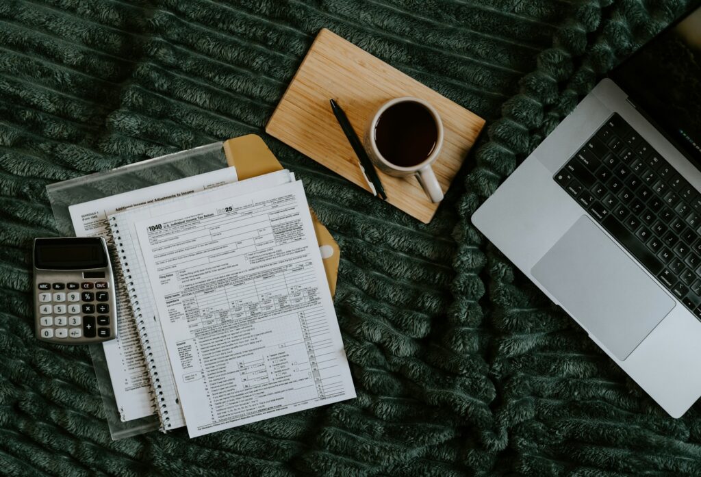 Eine nachvollziehbare Leistungsbeschreibung erspart Rückfragen aus der Buchhaltung und beschleunigt die Zahlung. // Foto von Kelly Sikkema auf Unsplash