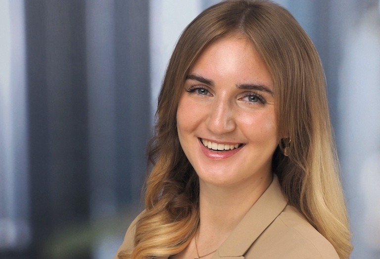 Malin Elling berät bei Atruvia Banken rund um Kreditprozesse – mit dem Wissen aus jahrelanger Praxis auf der Kundenseite