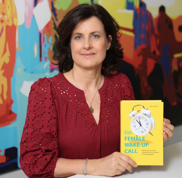 2022 erschien Maren Wölfls erstes Buch „Kind und Karriere – es geht beides!“. Mit „Ein FEMALE WAKE-UP CALL – Wie Frauen souverän, authentisch und wirksam in Führung gehen“ veröffentlicht sie nun ihr zweites Buch.