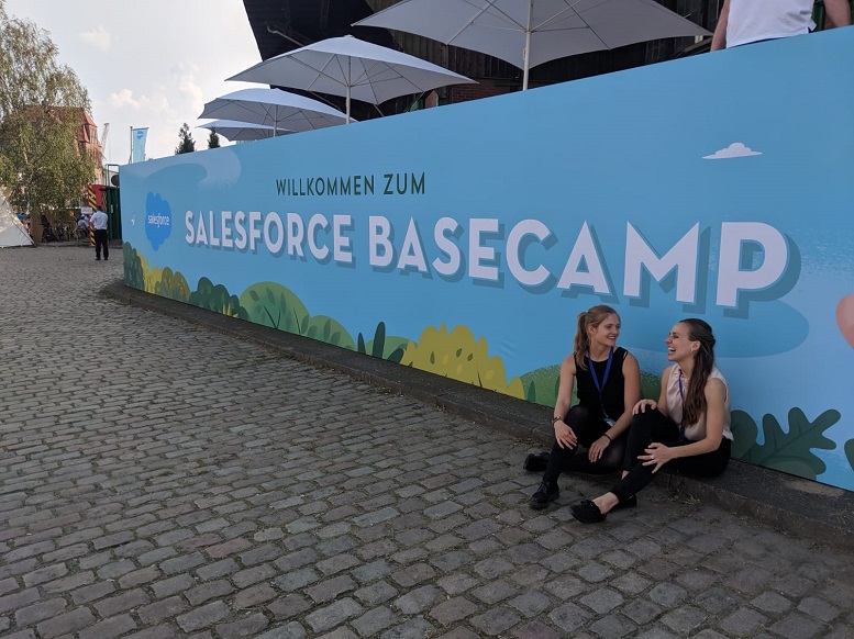 Unterwegs in Sachen Salesforce: Melanie Abel und Rebecca Weyers im Basecamp